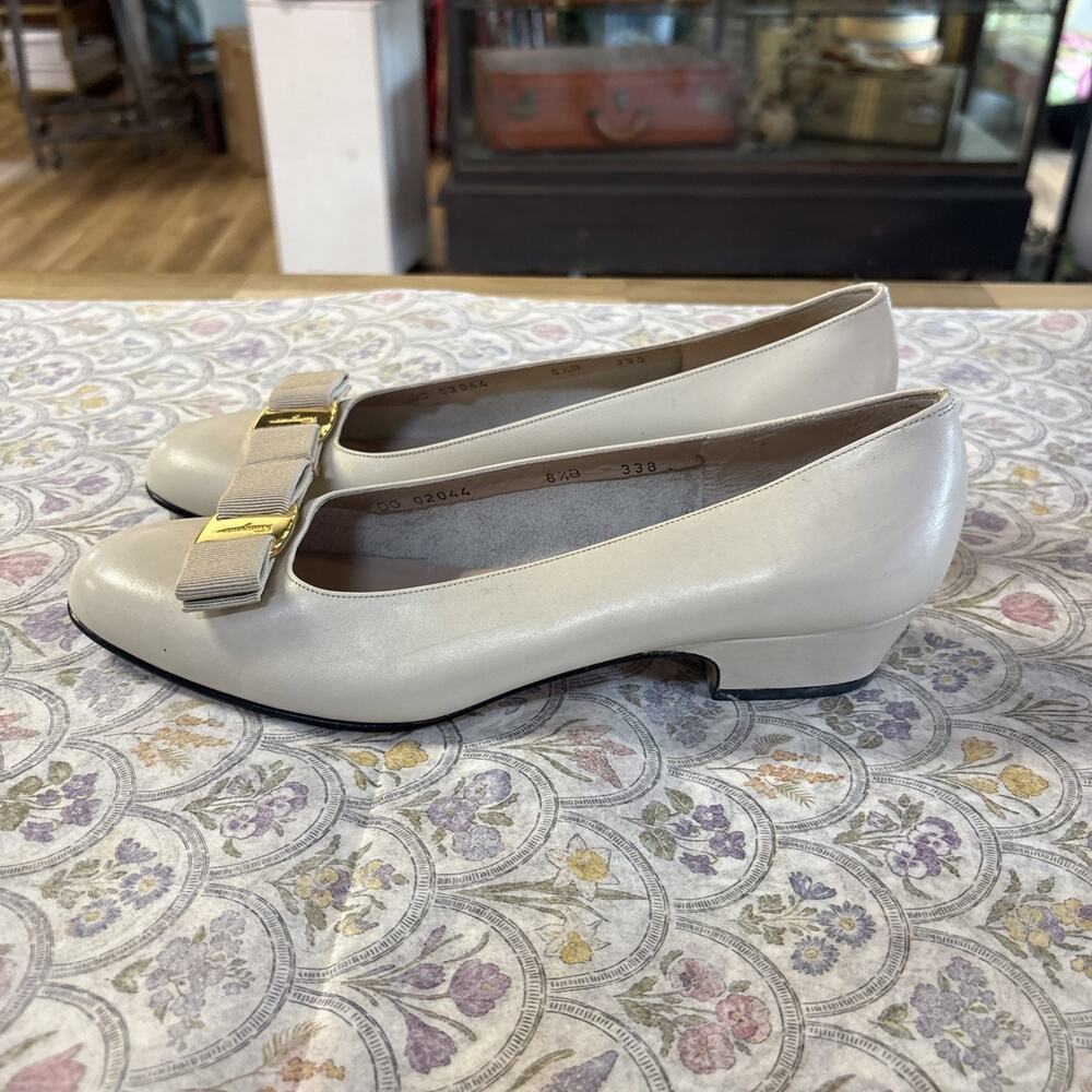 Authentic Salvatore Ferragamo Vara White Leather Bow Pumps Heel Shoes Size 8 1/2 - Picture 8 of 13
